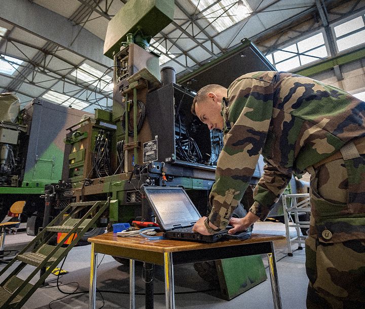 Spécialité armée de Terre : Chef de groupe maintenance des systèmes électroniques embarqués domaine Maintenance