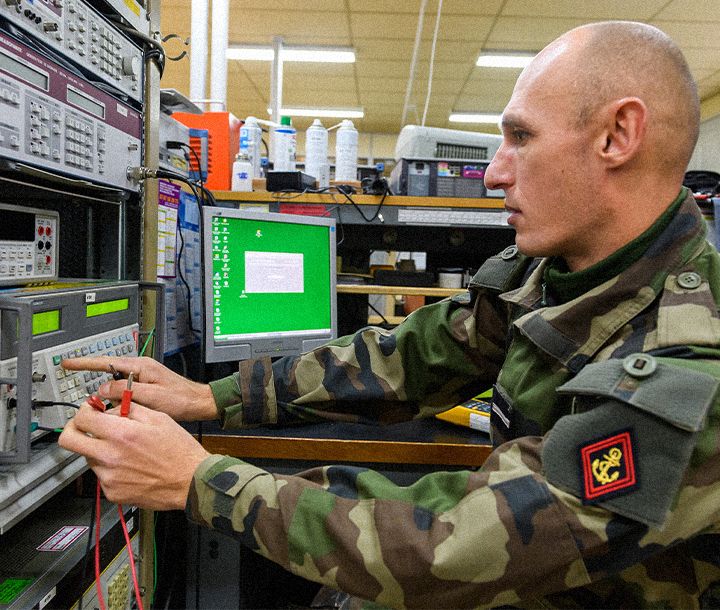 Spécialité armée de Terre : Chef de groupe maintenance instruments électromagnétiques domaine Maintenance