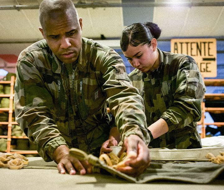 Spécialité armée de Terre : Chef de groupe maintenance parachutes domaine Maintenance