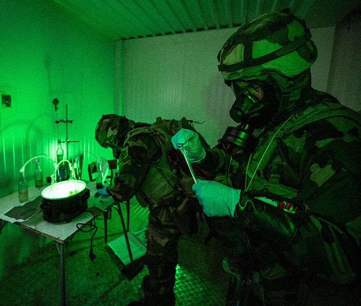 Spécialité armée de Terre : Chef de groupe protection NRBC (nucléaire, radiologique, biologique et chimique) domaine Génie de combat, BTP et NRBC  