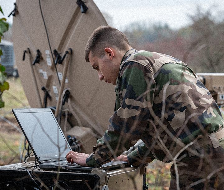 Spécialité armée de Terre : Chef de groupe télécoms domaine  Informatique et Télécomunications 
