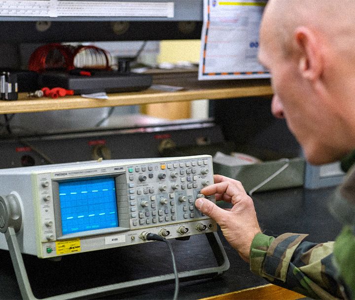 "Spécialité armée de Terre :  Dépanneur instruments électromagnétiques domaine Maintenance"