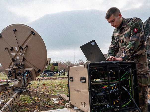 Soldat de l'armée de Terre : poste de transmission