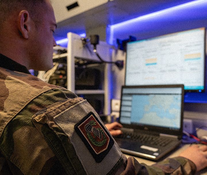 Spécialité armée de Terre : Spécialiste expert systèmes d’information domaine  Informatique et Télécomunications 