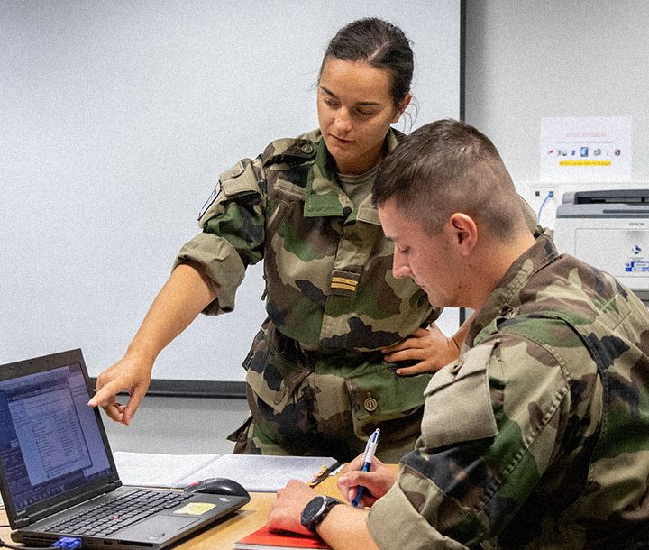Spécialité armée de Terre : Spécialiste ressources humaines domaine Administration et services