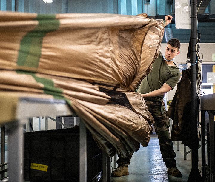 Spécialité armée de Terre : Plieur parachutes domaine Maintenance