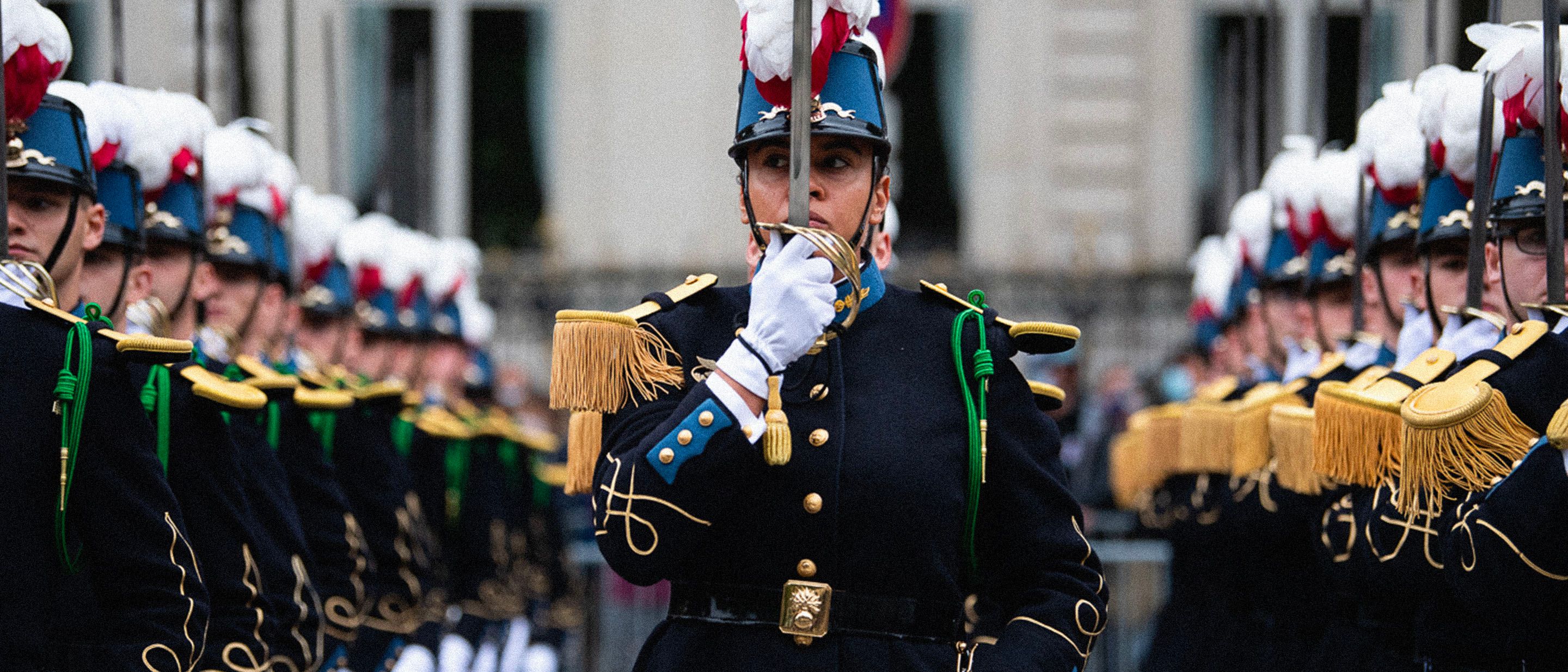 Soldats à l'armée de Terre sabre au clair pour saluer