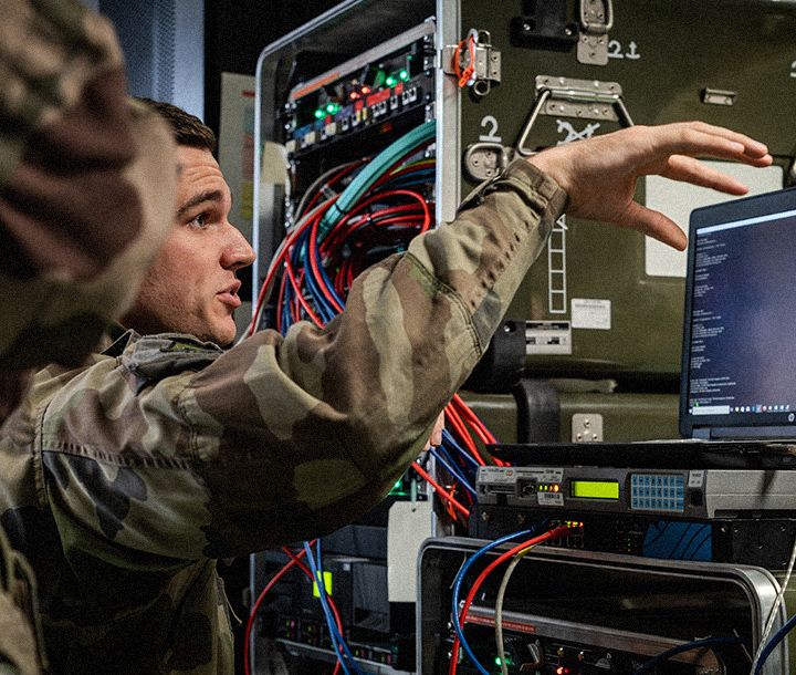Spécialité armée de Terre : SPÉCIALISTE RÉSEAUX INFORMATIQUES domaine  Informatique et Télécomunications 
