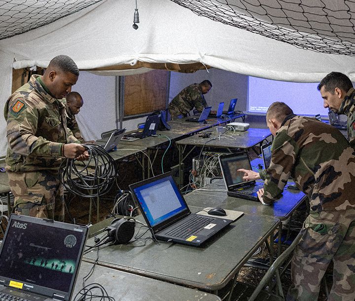 Spécialité armée de Terre : SPÉCIALISTE SYSTÈME D’INFORMATION (ESI) domaine  Informatique et Télécomunications 